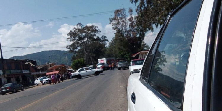 Bloquean vialidades en Michoacán por asesinato de profesora