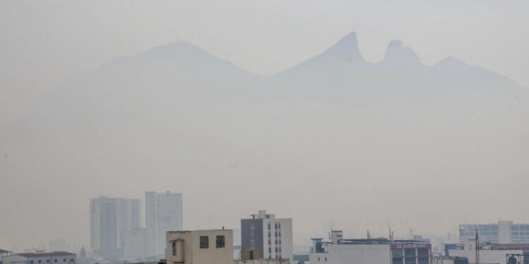 Se registran altos índices de contaminación en Monterrey