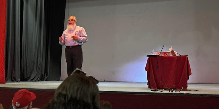Ofrecen conferencias para fortalecer lazos familiares
