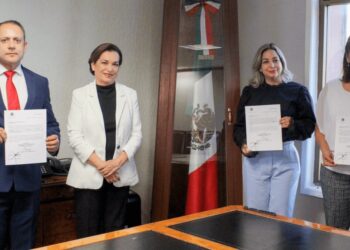 Dolores del Río toma protesta a nuevos titulares en la Contraloría General