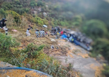 Al menos 24 muertos al desbarrancar autobús en Zacatecas