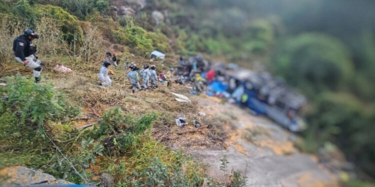 Al menos 24 muertos al desbarrancar autobús en Zacatecas