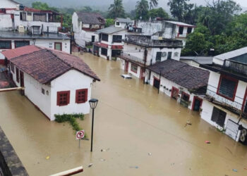 Fuertes lluvias desbordan ríos Oxolotán y Amatán en Tabasco