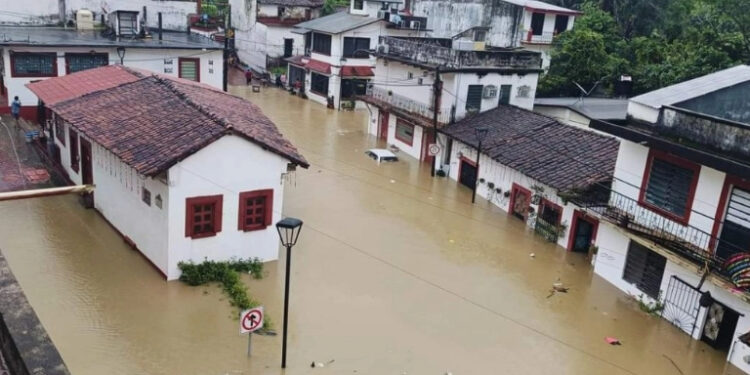 Fuertes lluvias desbordan ríos Oxolotán y Amatán en Tabasco