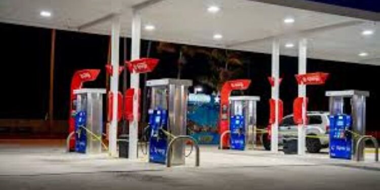 Reportan falta de gasolina en Florida en medio de evacuación por el huracán «Milton»