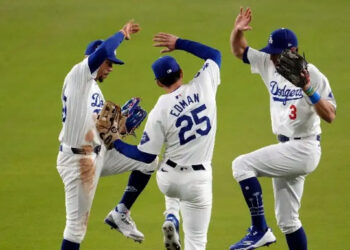 Dodgers vencen a Yanquis y aumentan ventaja en Serie Mundial