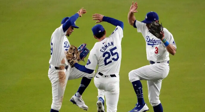 Dodgers vencen a Yanquis y aumentan ventaja en Serie Mundial