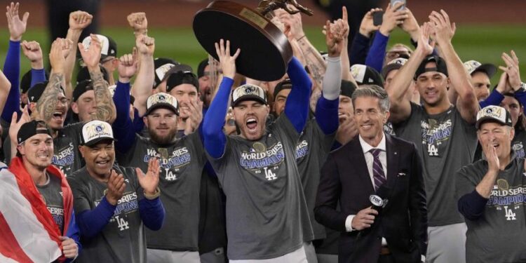 Dodgers conquistan su 8va la Serie Mundial en 5 juegos tras capitalizar errores de Yankees