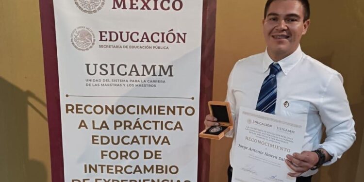 Reconocen autoridades educativas nacionales a docente de Cobach Sonora