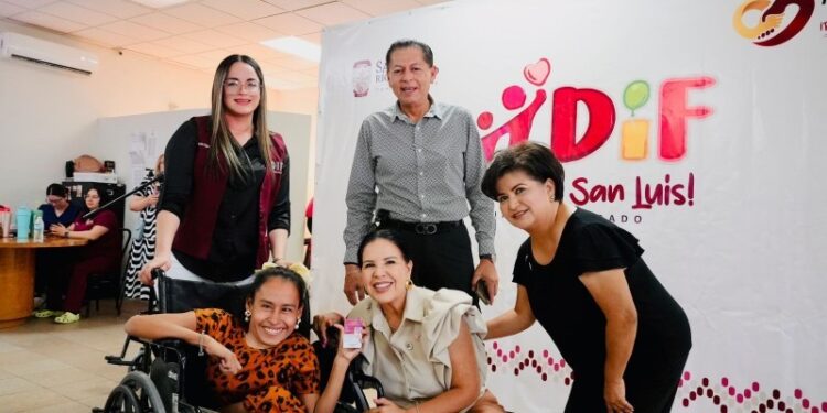 Entrega DIF apoyos a personas con discapacidad