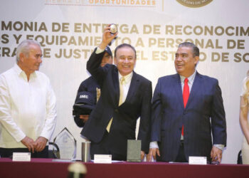 Gobernador Durazo entrega reconocimientos, equipo táctico y patrullas a personal de la FGJE