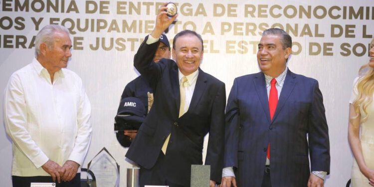 Gobernador Durazo entrega reconocimientos, equipo táctico y patrullas a personal de la FGJE