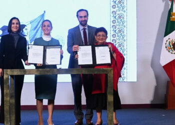 Sheinbaum firma decreto que “devuelve Pemex y CFE al pueblo de México”