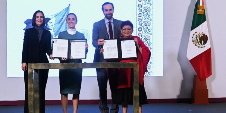 Sheinbaum firma decreto que “devuelve Pemex y CFE al pueblo de México”