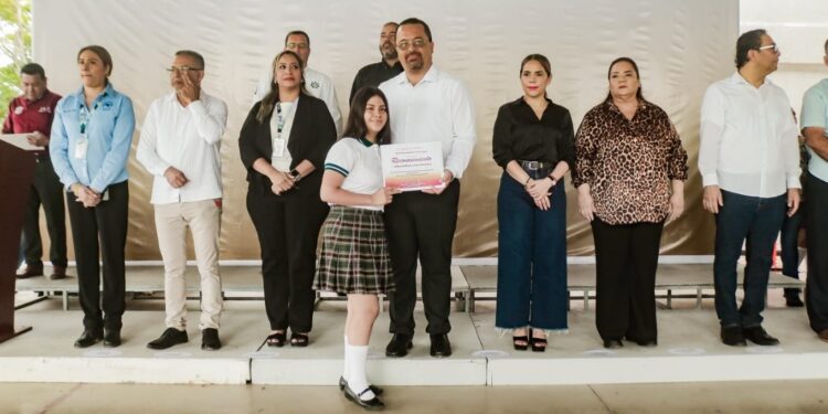 Acude Ayuntamiento de Guaymas a lunes cívico en Conalep