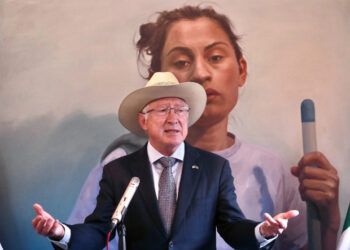 Paran a Ken Salazar; debe primero acudir a la SRE para todo asunto