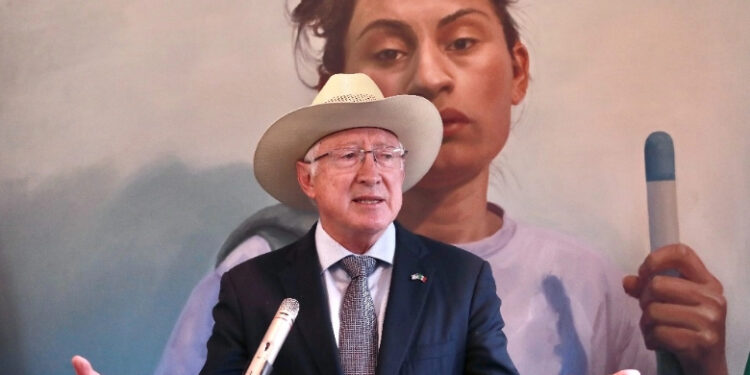 Paran a Ken Salazar; debe primero acudir a la SRE para todo asunto
