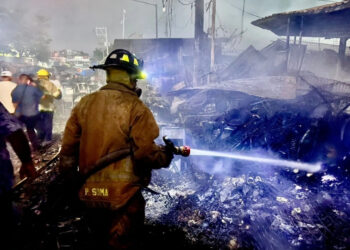 Incendio consume locales del mercado central de Acapulco, Guerrero