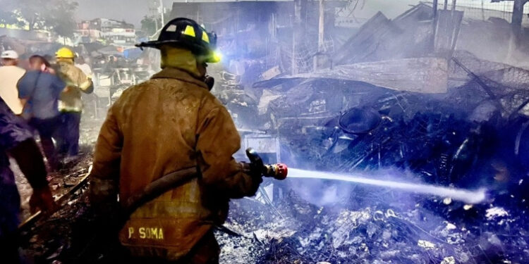 Incendio consume locales del mercado central de Acapulco, Guerrero