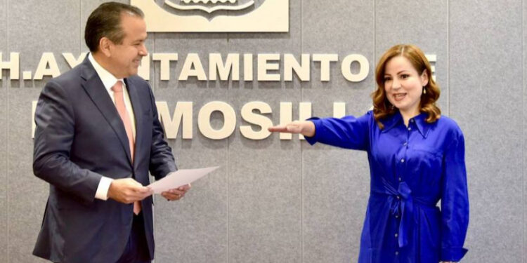 Toma protesta Antonio Astiazarán a directora de DIF Hermosillo