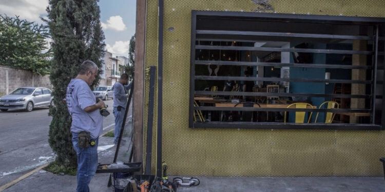 Atacan tienda de conveniencia en Culiacán; se llevan mercancía