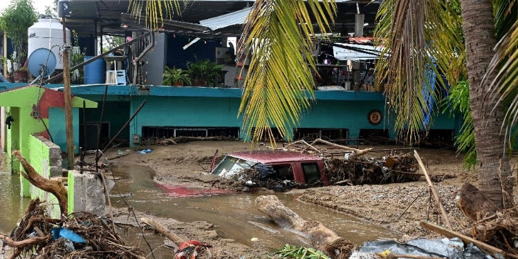 Rehabilitar servicio de agua y caminos, prioridades en Acapulco: Sheinbaum