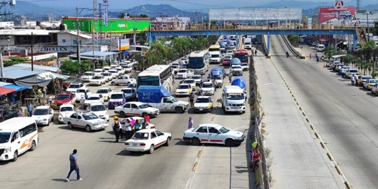 Taxistas de Acapulco protestan contra la inseguridad; bloquearon vialidades
