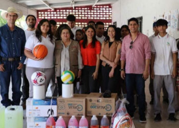 Visita la Dra. Blanca Valenzuela el Telebachillerato Comunitario de Mesa del Seri.