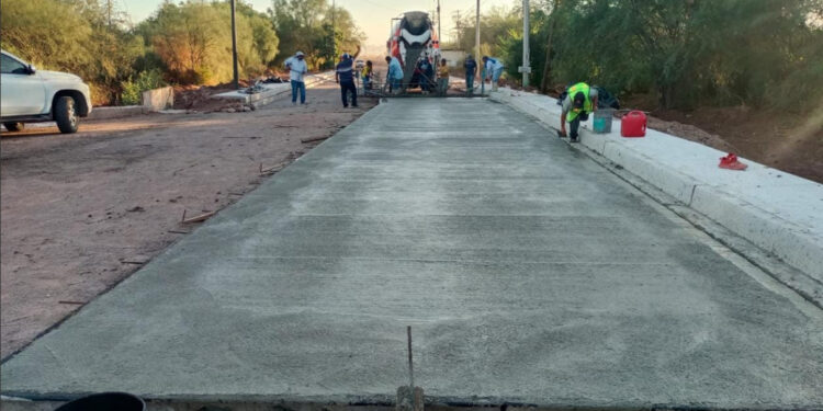 Avanza Ayuntamiento de Guaymas con trabajos de pavimentación en el acceso a ITSON Guaymas