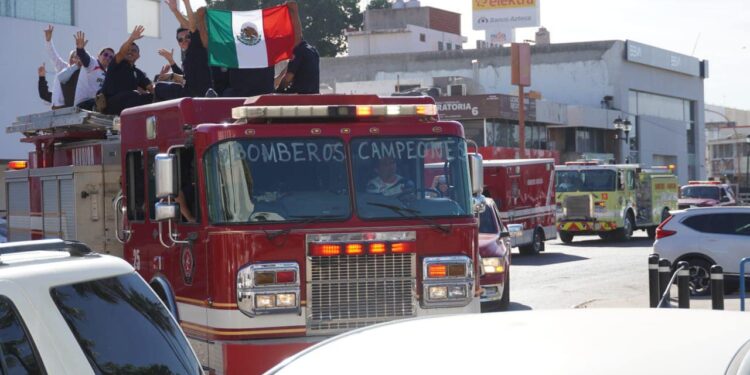 Reciben con algarabía a bomberos triunfadores en competencia latinoamericana