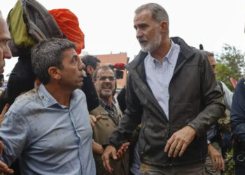 Repudio a corona española en Valencia; insultan y lanzan lodo a monarcas