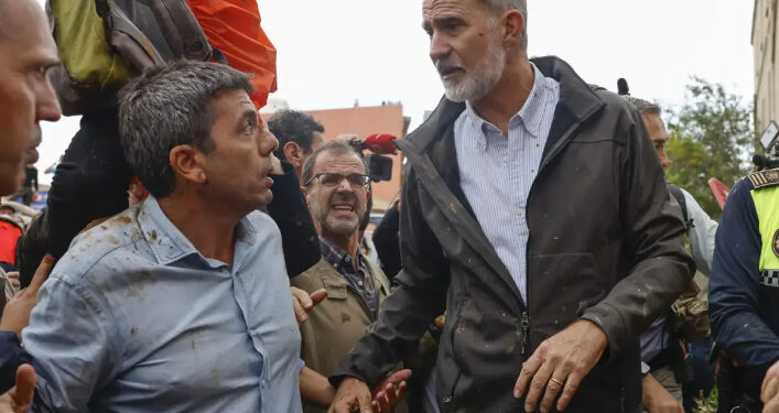Repudio a corona española en Valencia; insultan y lanzan lodo a monarcas