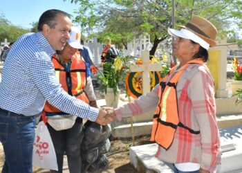 Supervisa Toño Astiazarán operativo de apoyo y seguridad a familias en panteones