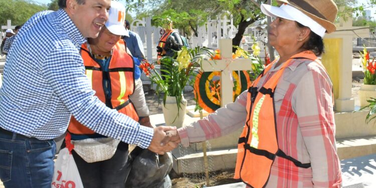 Supervisa Toño Astiazarán operativo de apoyo y seguridad a familias en panteones