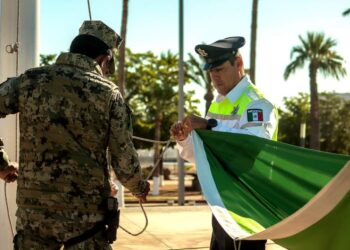 Participan dependencias en ceremonia de Izamiento de Bandera