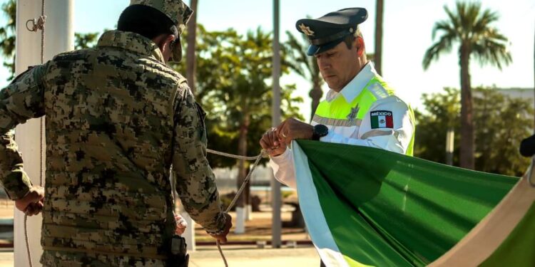 Participan dependencias en ceremonia de Izamiento de Bandera