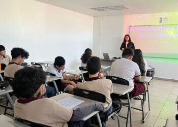 Lleva Ayuntamiento de Guaymas pláticas de “orientación vocacional” y “adicciones”.