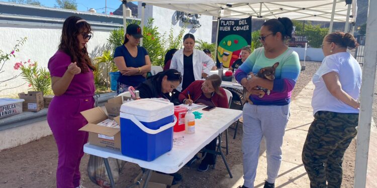 Brinda Ayuntamiento de Guaymas servicios médicos en Fraccionamiento Perla Marina.