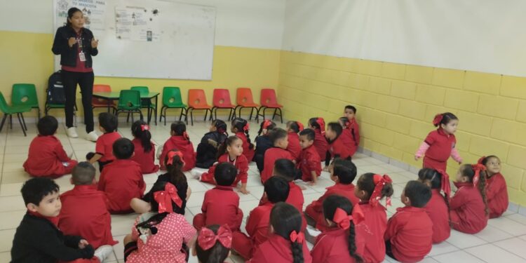 Lleva Ayuntamiento de Guaymas pláticas a escuelas