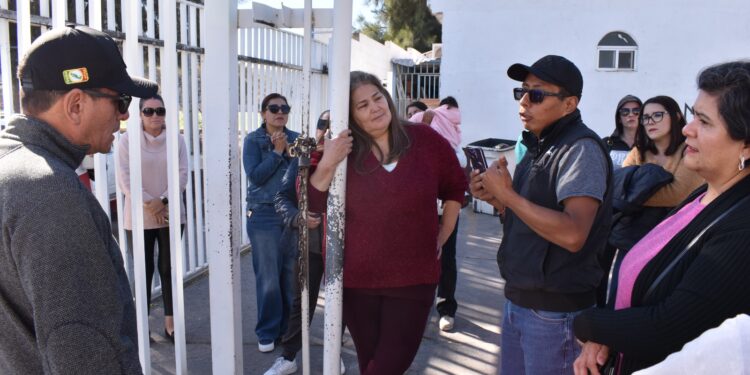 Titular de Oomapas atiende a vecinos de colonias Barcelona y Pueblitos