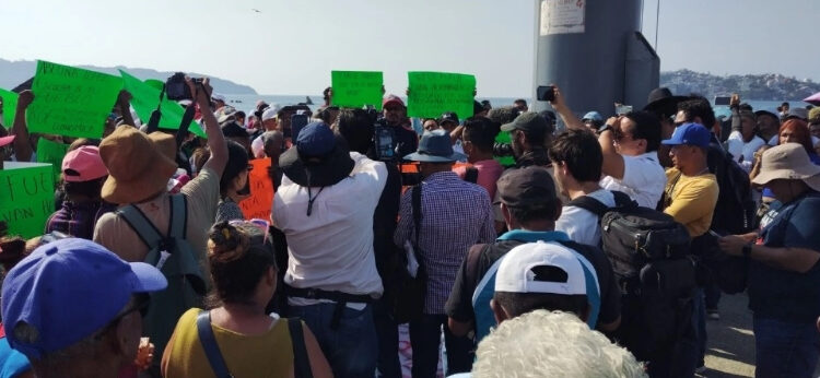 En Acapulco exigen prestadores de servicios reactivar la economía