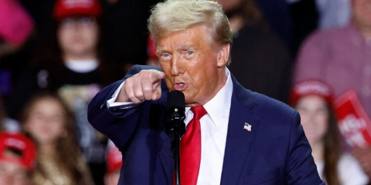 Amenaza Trump a México con aranceles si no frena migración