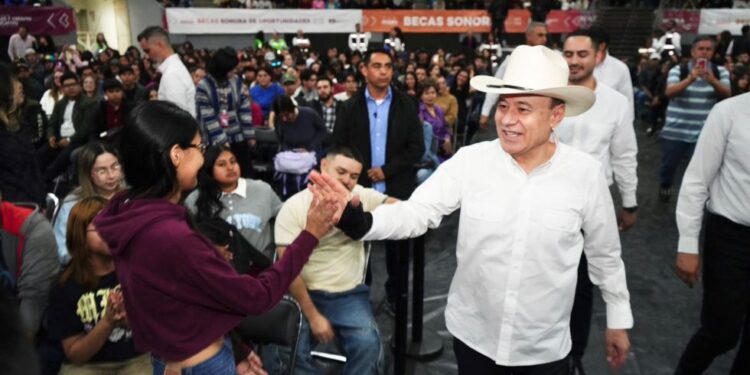 Disminuye Gobernador Durazo deserción escolar en Sonora con entrega de becas a estudiantes