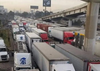 Colapsa 24 horas la México-Querétaro por derrame de diésel