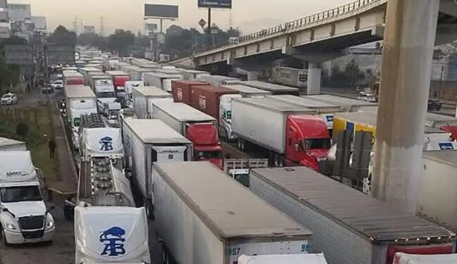 Colapsa 24 horas la México-Querétaro por derrame de diésel