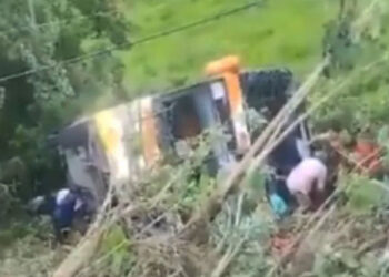 Fin de curso termina en tragedia; autobús cae a precipicio, 11 muertos