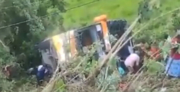 Fin de curso termina en tragedia; autobús cae a precipicio, 11 muertos