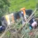 Fin de curso termina en tragedia; autobús cae a precipicio, 11 muertos