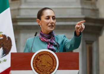 Dedican ofrenda en Palacio Nacional “a las mujeres que nos dieron patria”