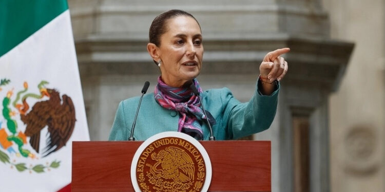 Dedican ofrenda en Palacio Nacional “a las mujeres que nos dieron patria”